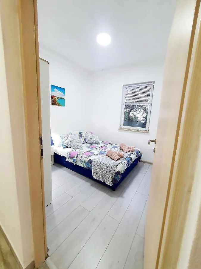 Apartment Ferienwohnung Apartmans Nejra3 Sa Bazenom Pula Kroatien
